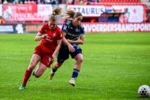Lieske Carleer (FC Twente) en Danique Tolhoek (Ajax) in duel