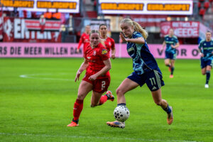 Imre van der Vegt (FC Twente) in duel met Bo van Egmond (Ajax)