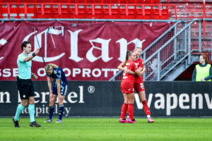 Jaimy Ravensbergen en Liv Pennock juichen