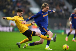 Nick Woltemade duelleert met Santiago Bueno