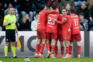 FC Twente viert een treffer in Almelo