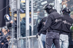 De politie bij het uitvak voorafgaand aan FC Utrecht - KRC Genk