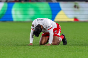Sébastien Haller zit op het veld
