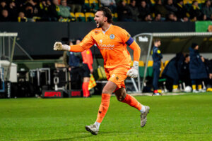 Joël Drommel viert de late gelijkmaker van Sparta Rotterdam tegen Fortuna