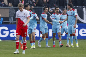 Ousssama Targhalline krijgt de felicitaties na zijn treffer