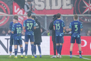 Mika Godts met andere Ajacieden