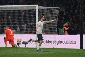 Kenneth Taylor juicht na de winnende strafschop