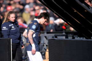 Thibo Baeten verlaat het veld na zijn rode kaart