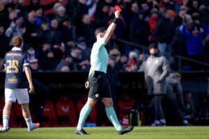 Scheidsrechter Marc Nagtegaal geeft rood