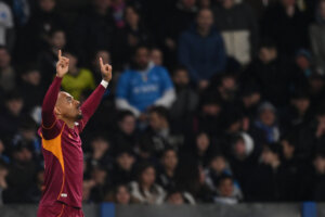 Donyell Malen viert een goal namens AS Roma