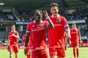 Che Nunnely viert zijn goal tegen Heracles Almelo