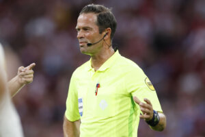 Bas Nijhuis moet wachten op de VAR