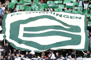 Het logo van FC Groningen op een banner op de tribune