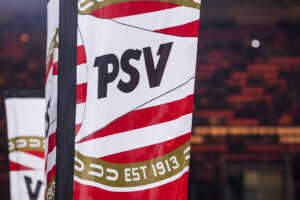 Een vlag met het logo van PSV