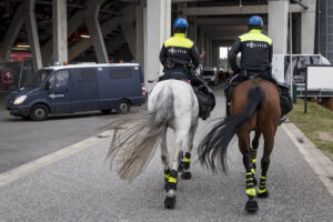 Politie te paard bij De Grolsch Veste