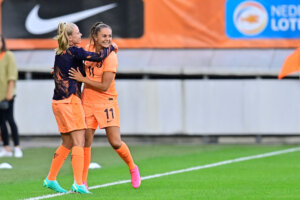 Lieke Martens viert haar doelpunt met Kika van Es