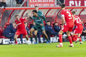 Gijs Smal in duel met Denilho Cleonise