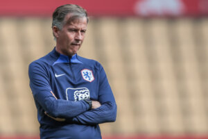Andries Jonker tijdens een training van de OranjeLeeuwinnen