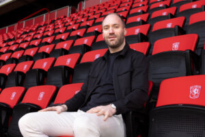Dominique Scholten op de tribune bij FC Twente