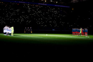 Een minuut stilte bij SC Heerenveen - FC Twente