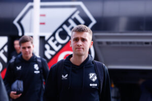 Oscar Fraulo bij de spelersbus van FC Utrecht