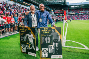 Eric Gerets en Adrie van Kraaij met hun tegel van de PSV Walk of Fame