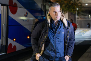 Robin van Persie bij de spelersbus van SC Heerenveen