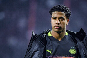 Ryan Flamingo na zijn rode kaart tegen Rode Ster