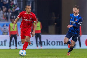 Kiliann Sildillia (links) bij SC Freiburg