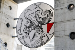 Het logo van Ajax aan de Johan Cruijff Arena