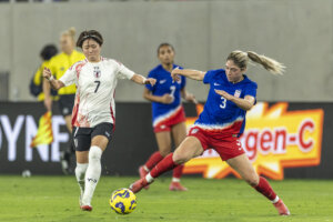 Een wedstrijd tussen Japan en Amerika op de SheBelieves Cup