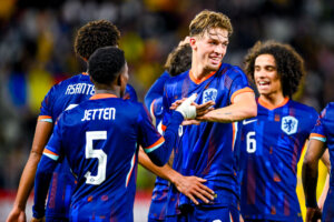 Luciano Valente juicht na zijn treffer voor Jong Oranje