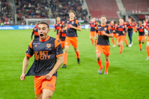 Bilal Ould-Chikh juicht na de promotie van FC Volendam