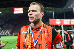Henk Veerman viert de titel met FC Volendam