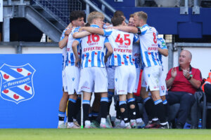 SC Heerenveen juicht na een treffer tegen Feyenoord