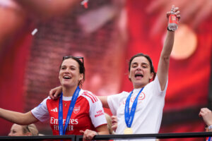 Laia Codina en Renée Slegers bij de huldiging van Arsenal