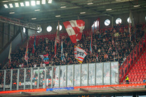 Het uitvak met PSV-supporters bij FC Twente