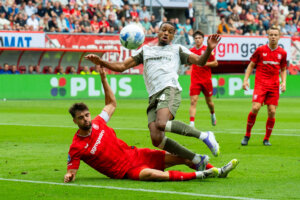 Robin Pröpper blesseert Alassane Pléa