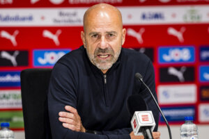 Peter Bosz op de persconferentie