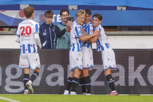 Marcus Linday in het midden een doelpunt aan het vieren met teamgenoten