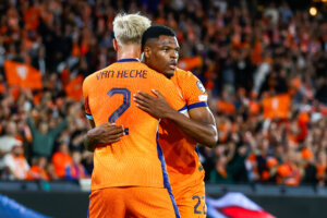 Jan Paul van Hecke en Denzel Dumfries