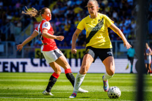 Lynn Verhoef in actie namens NAC Breda tegen Feyenoord