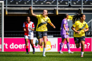 Brigitte Franken juicht na haar goal voor NAC Breda