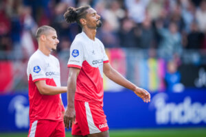 Can Bozdogan en Sébastien Haller balen