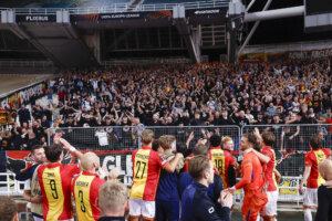 De spelers van Go Ahead Eagles vieren feest bij de fans in Athene
