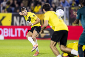 Sydney van Hooijdonk neemt een vrije trap