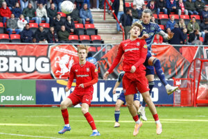 Ruud Nijstad verliest het kopduel van Wout Weghorst