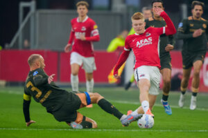 Mike van der Hoorn in duel met Kees Smit