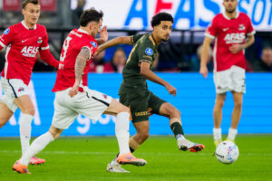 Zidane Iqbal in duel met Troy Parrott