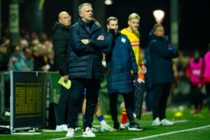 John van den Brom kijkt toe